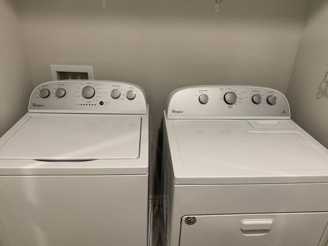 Building Photo - 4 Bedroom Gated Community Compass Bay