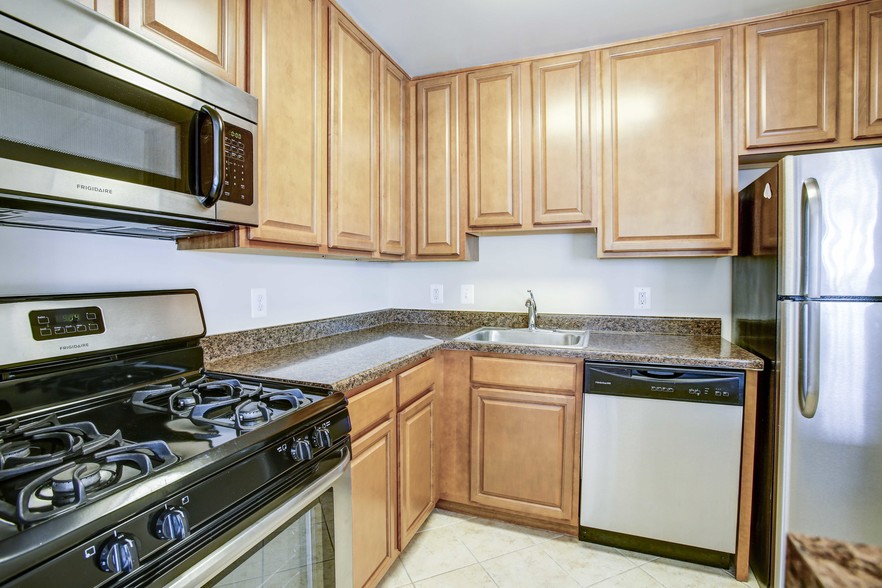Building Photo - Round Hill Apartments of Chevy Chase