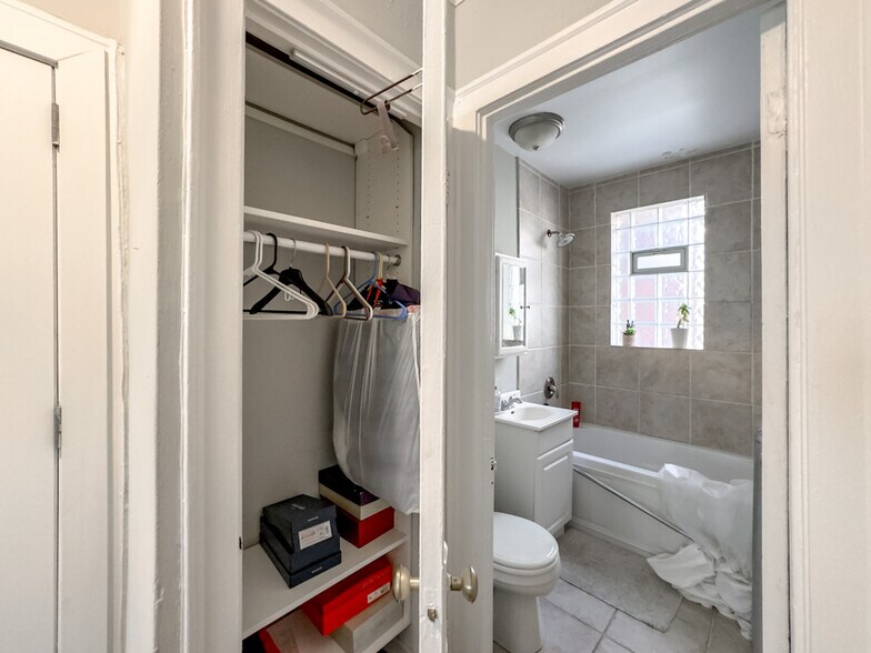 Building Photo - 447 W Surf St