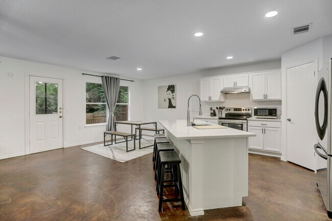 Building Photo - 7107 Thannas Way