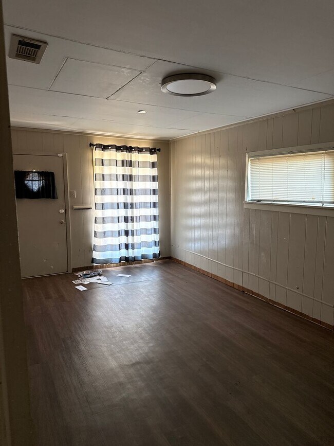 Building Photo - 3br 2 bath home on large lot