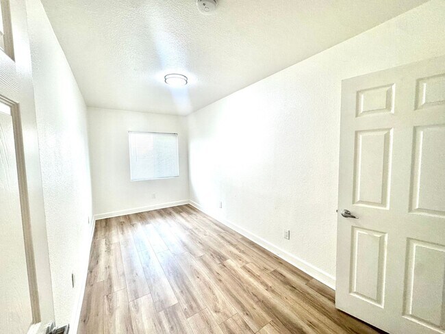 Building Photo - Front Unit 3 Bedroom, 1 Bathroom