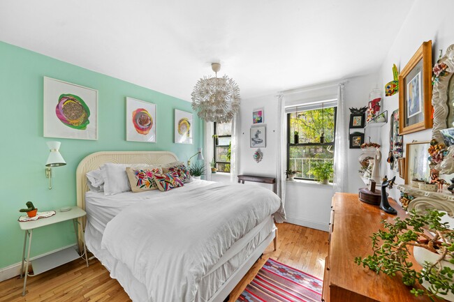 Building Photo - 507 E 12th St