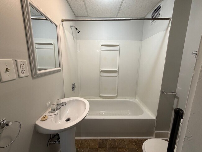 Building Photo - Spacious 1-Bedroom with Flexible Bonus Space Near Downtown Akron