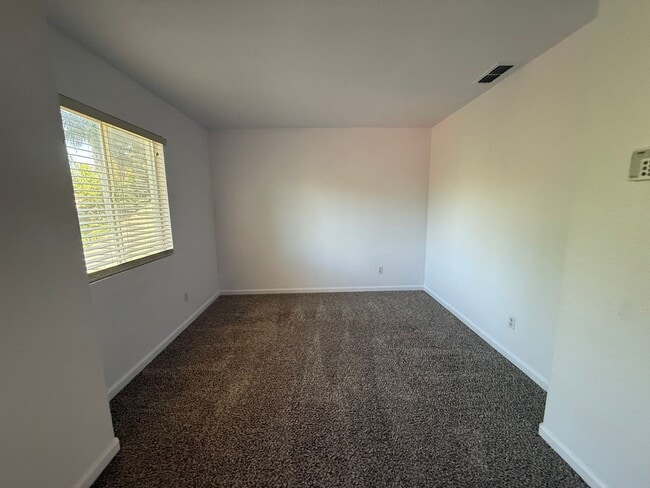 Building Photo - Beautiful Large 4 Bedroom 2.5 Bath Home