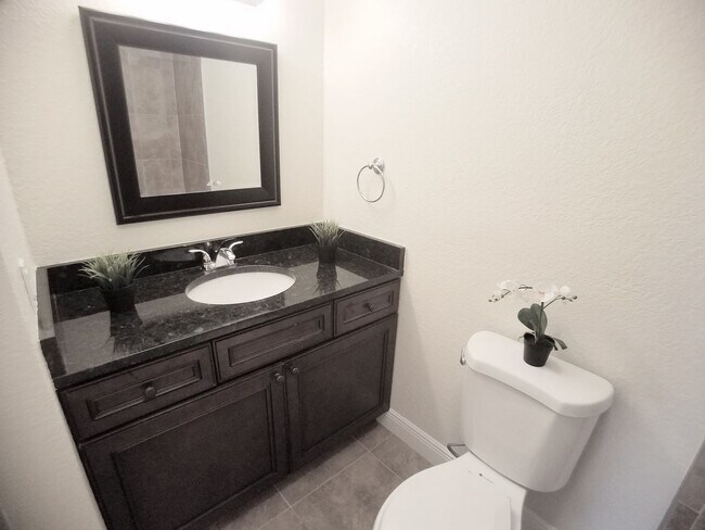 Building Photo - Gorgeous first floor 2/2 condo x Rent @  W...