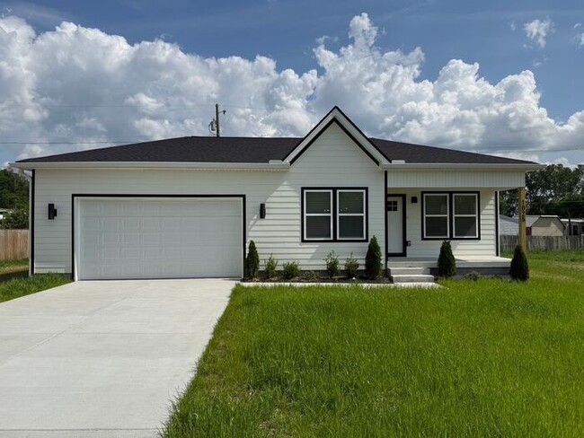 Primary Photo - Lovely New Home in Old Hickory - Fenced in...