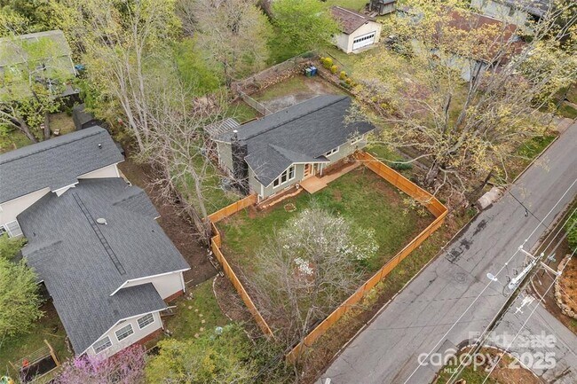 Building Photo - 917 W Chapel Rd