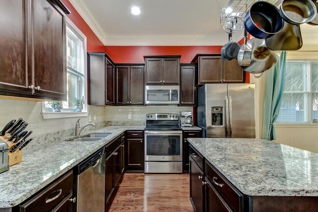 Building Photo - Furnsihed 3 bed 2.5 bath on 31st Street