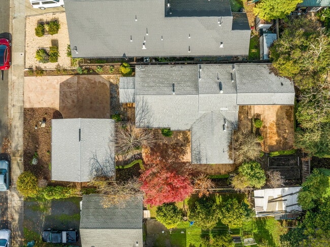 Building Photo - 824 Prince Ave