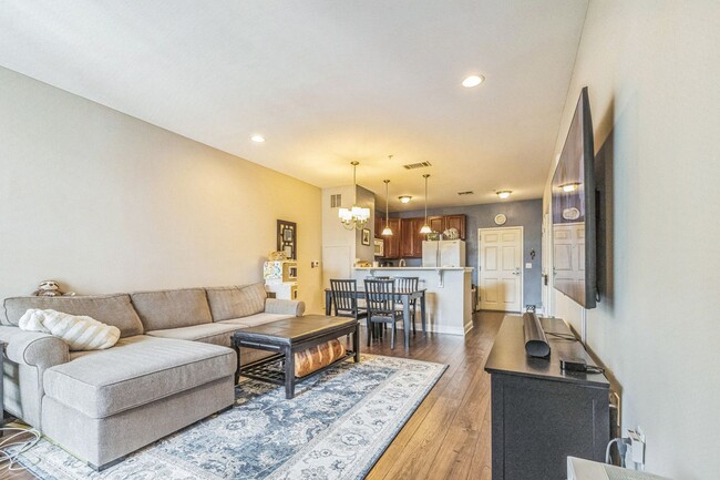 Building Photo - Beautiful 2 Bedroom, 2 Bath Condo In The H...