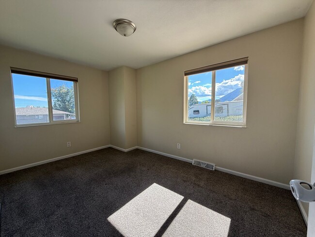 Building Photo - Five Bedroom House Close To Ft. Carson