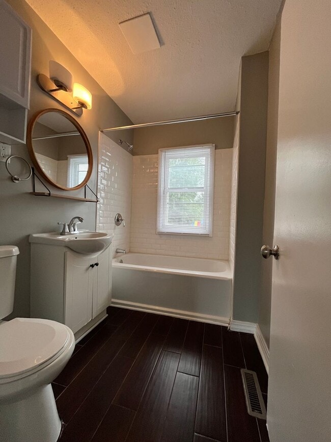 Building Photo - Amazing 3 Bedroom 1 Bathroom Home in West St. Paul