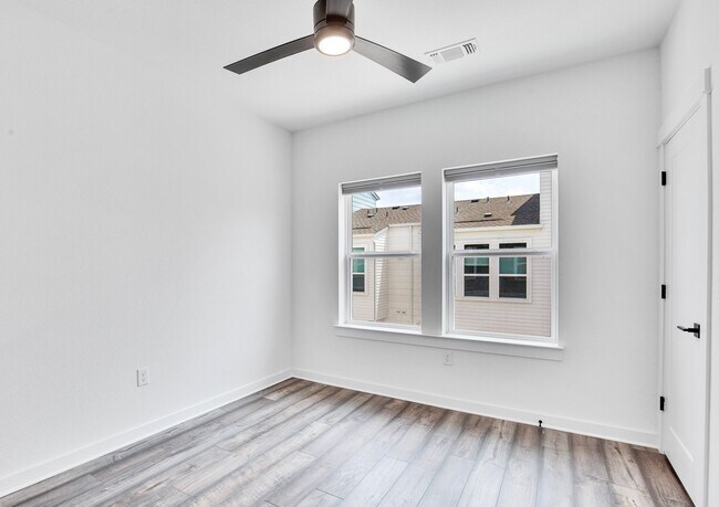 Building Photo - 3201 Zach Scott St
