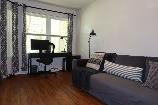 Building Photo - Hyde Park Country Condo - Furnished - 1BD/1BA - Covered Parking -Close to Everything
