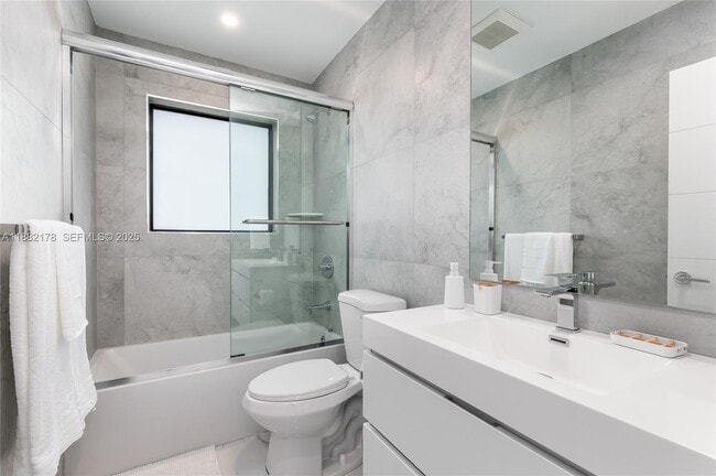 Building Photo - 21230 NE 25th Ct