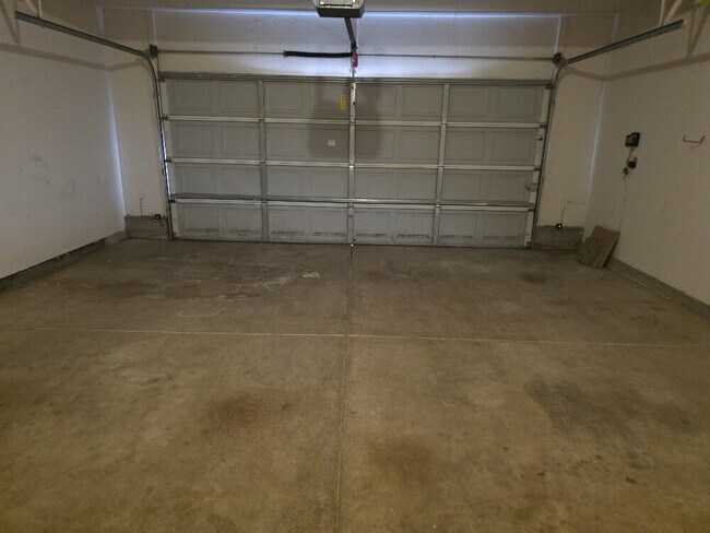 Building Photo - Beautiful house for rent in Folsom 4 bd 3 bath 1920 sq feet