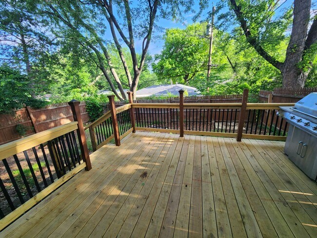 Building Photo - Nice 3BR, 1.5BTH half duplex near schools ...