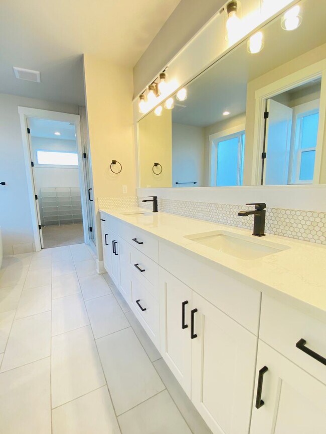 Building Photo - Craftsman Charm Meets Modern Luxury in Summit West