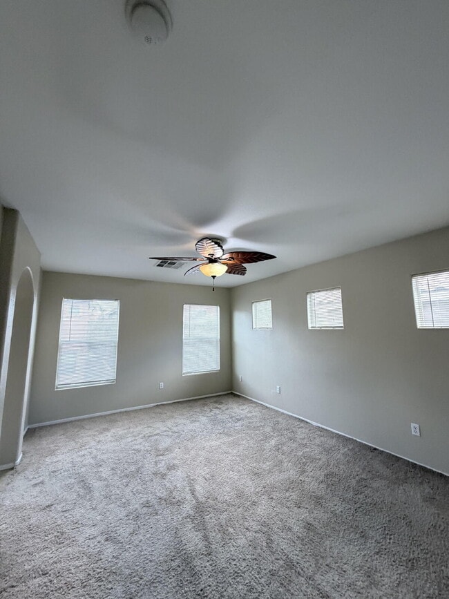 Building Photo - 3 bd 2.5 bath with LOFT
