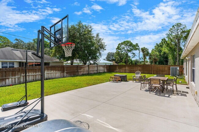 Building Photo - 413 Grenadier Ave NW