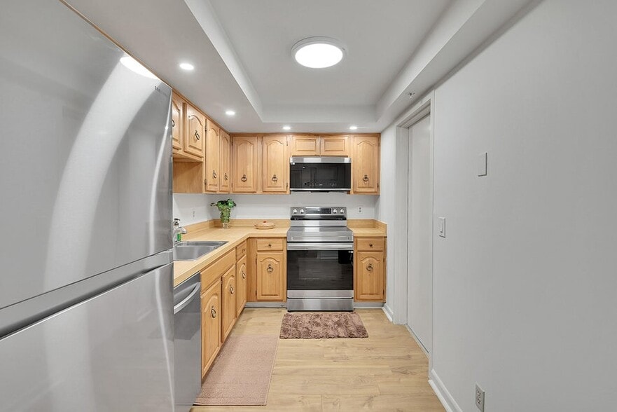 Building Photo - 7835 Lakeside Blvd