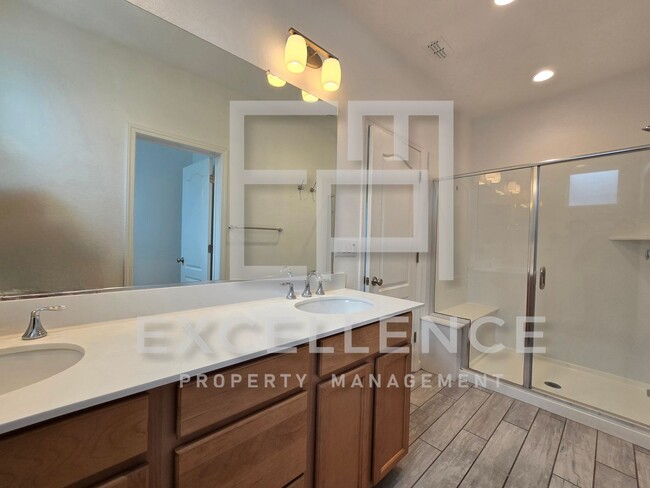 Building Photo - 3/3.5 Townhouse - One Bedroom is Full Stud...