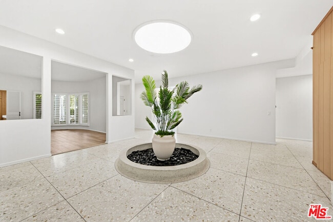 Building Photo - 8900 Alto Cedro Dr