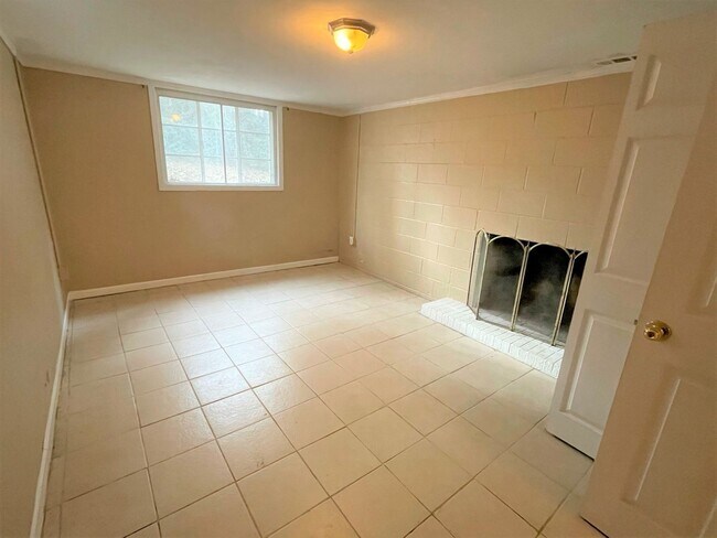 Building Photo - Large Duplex home with giant deck, parking, in quiet neighborhood, Available in June