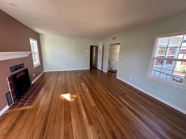 Building Photo - Cute NE 2 Bedroom, 1 Bath Home close to Hancock College