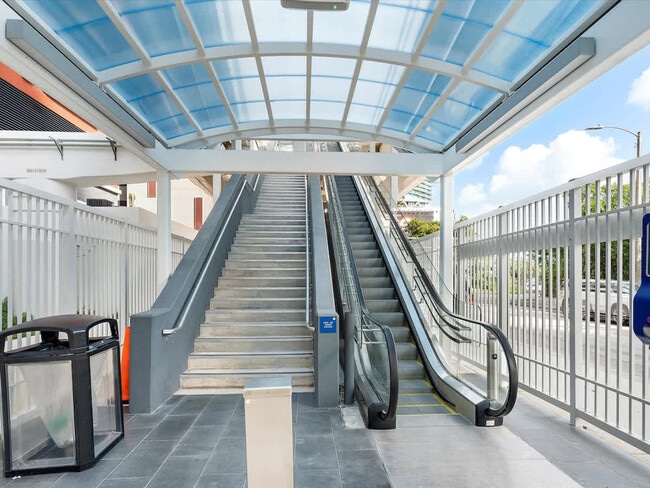 Building Photo - 601 NE 1st Ave