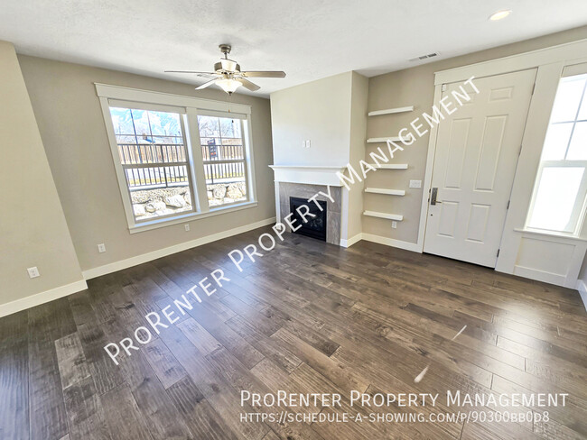 Building Photo - Modern 3 Bed, 2.5 Bath Sandy Townhome