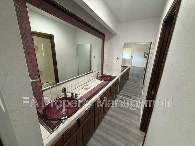 Building Photo - 500 Oakwood Pl NE