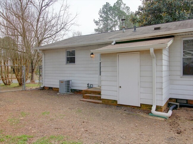 Building Photo - 3 bedroom ranch home with fenced yard!