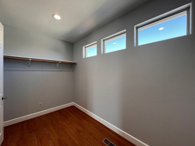 Building Photo - FANTASTIC 2 STORY HOME, 3 bedroom, 2.5 bat...