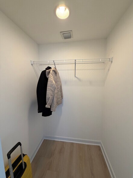 Building Photo - 615 NE 25th St