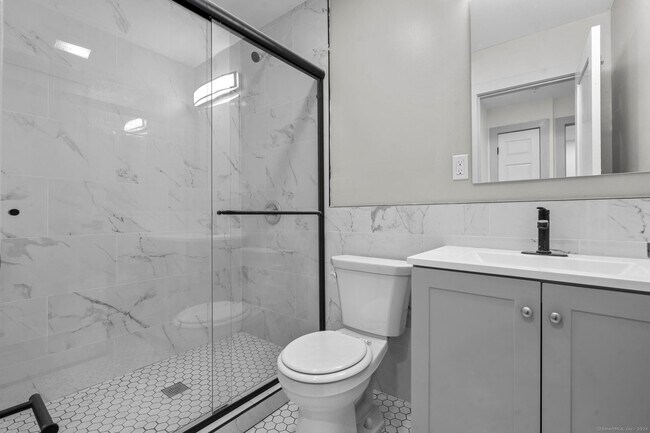 Building Photo - 111 Bank St