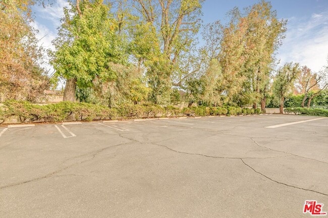 Building Photo - 14050 Magnolia Blvd