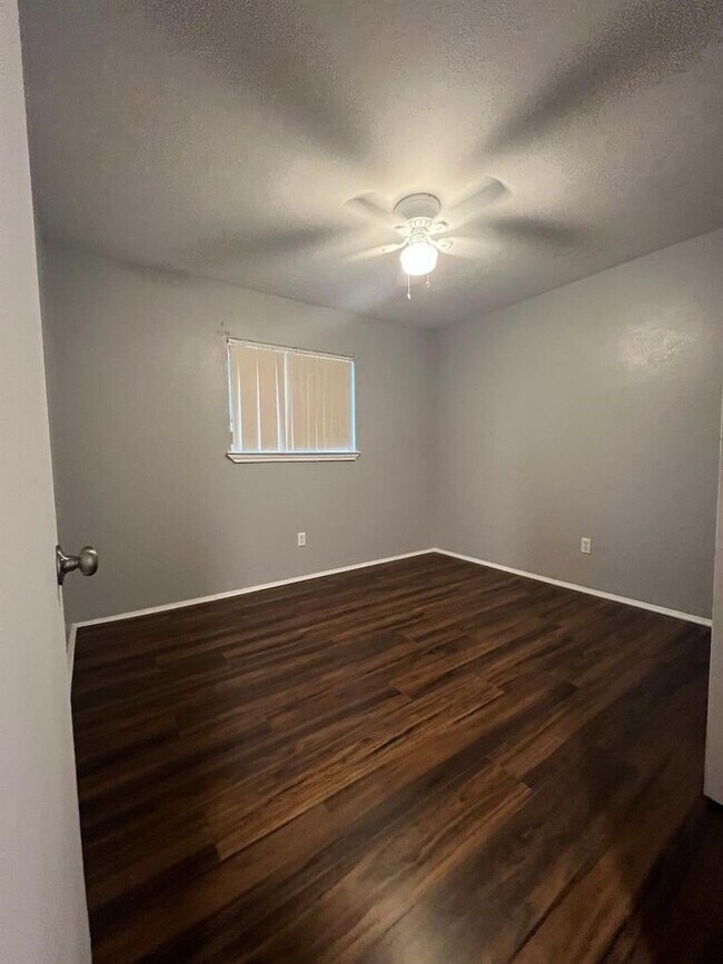 Building Photo - 8103 Edgebrook Forest Ct