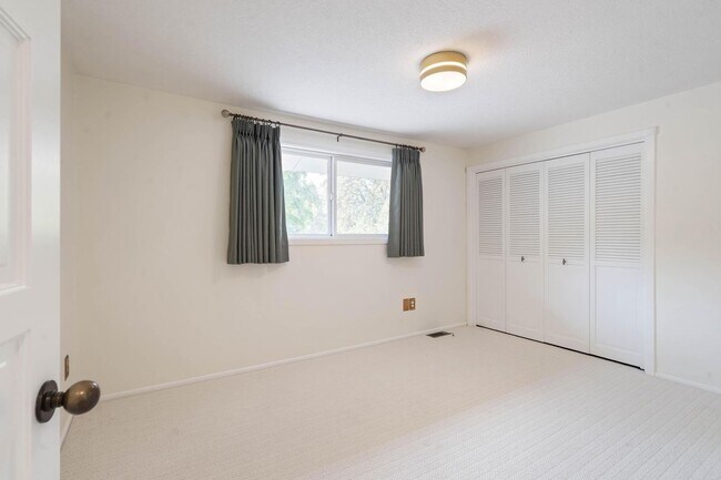 Building Photo - 13745 Cameo Ct