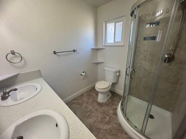 Building Photo - 4 Bedroom Home in Sacramento