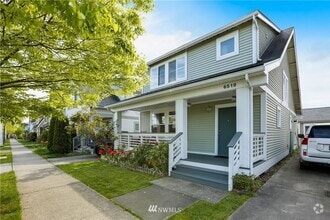 Building Photo - Beacon Hill 3bed 2.5bath Home