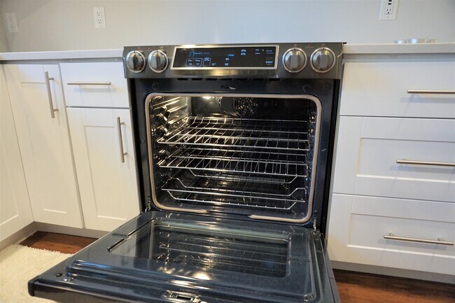 Building Photo - New modern 2 bed / 1 bath with fenced yard...