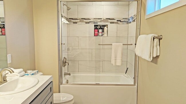 Building Photo - Beautiful Home with Modern Comforts