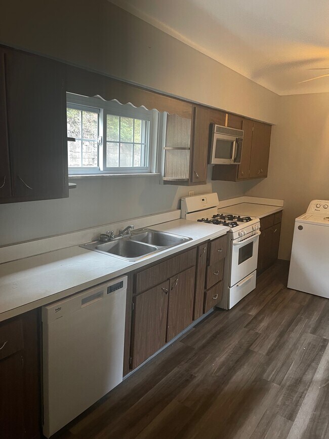 Building Photo - 746 Church St Ext