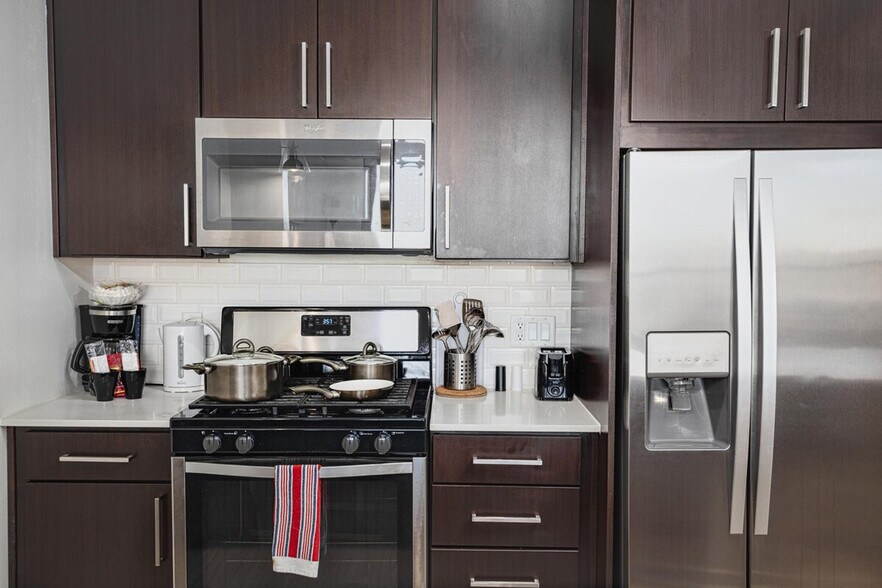 Building Photo - 6803 Staffordshire Crescent