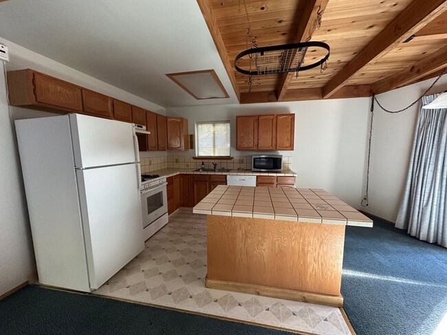 Building Photo - Great End Of Street location -  3 bedroom,...