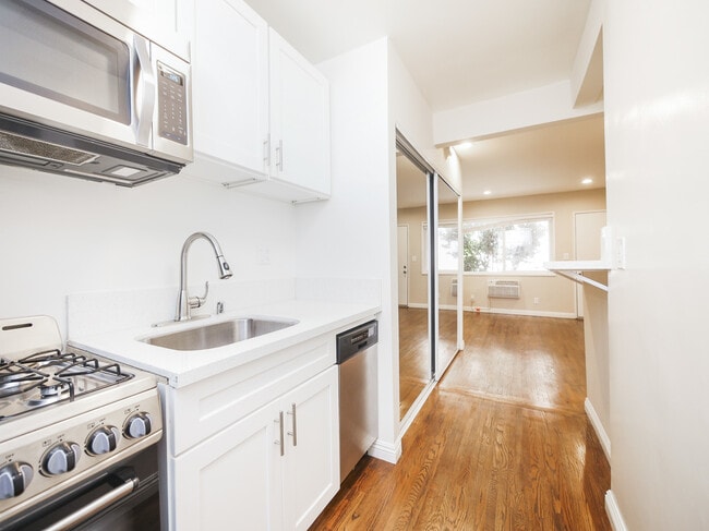 Interior Photo - 1215 Granville Ave