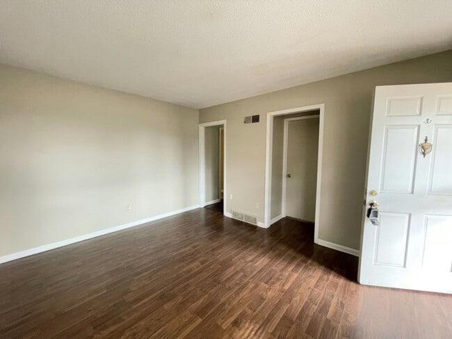 Building Photo - Adorable home completely renovated!