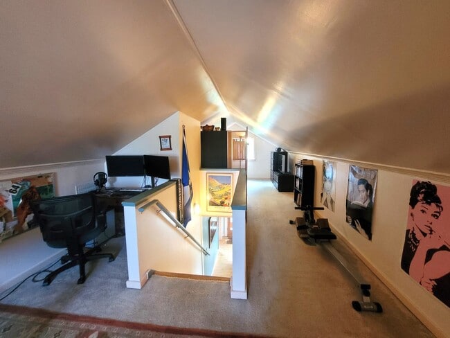 Building Photo - Charming Three Bedroom Home with Large Fen...